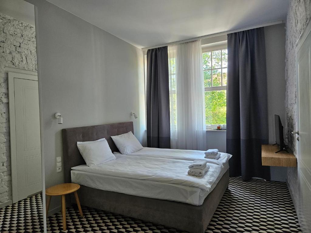 Pokój Dwuosobowy typu Deluxe z wanną – Perłowy Dworek